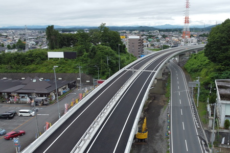 鋼橋上部工工事を行った立体道路になります。