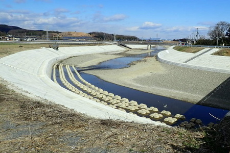 沢を護るための護岸工事がされています。