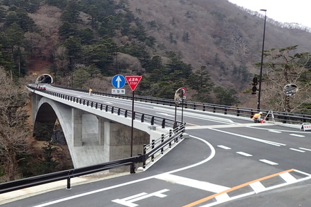 川に鋼製の橋が架かっています。