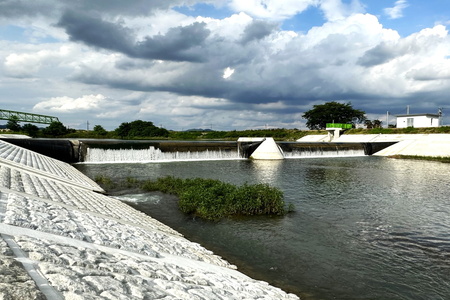 川に堰があり水が流れています。