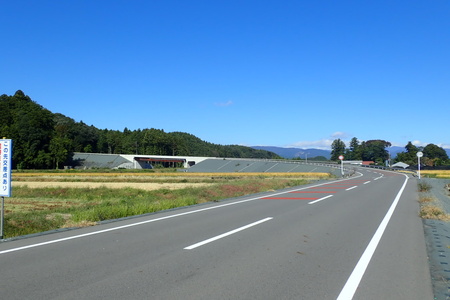 舗装工事が完了した道路の様子です。