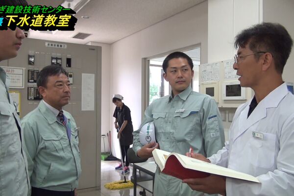 油と洗剤が流入し対応を協議するシーン