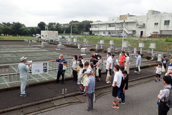 見学者を案内しているところ