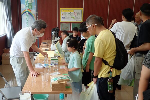 水質試験体験しているところ