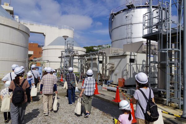 消化ガス発電設備内を案内している様子