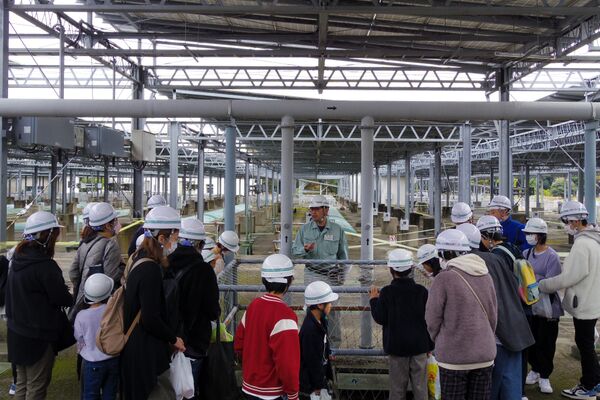 施設を案内しているところです