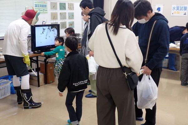 トイレットマンが微生物の説明をしています