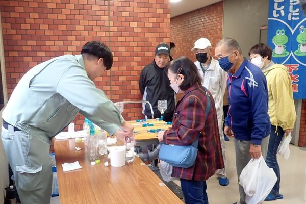 トイレットペーパーとティッシュの違いを体験してもらっています