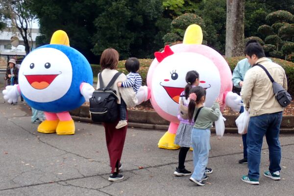 スイスイとスイミーが並んでお出迎え