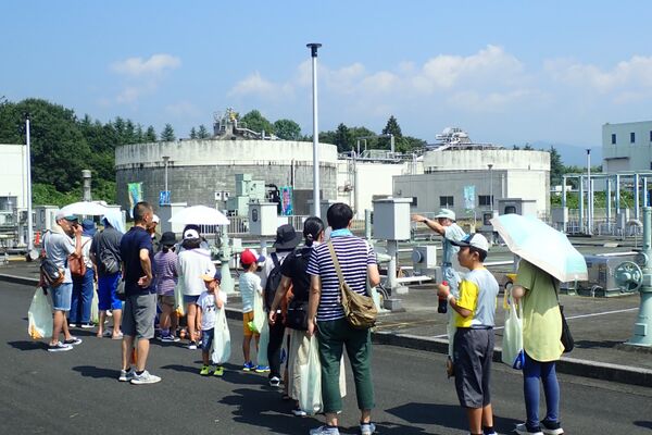 水処理の前で案内中