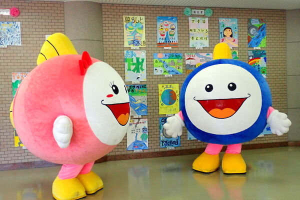 ポスター展示の前にいるスイスイとスイミー