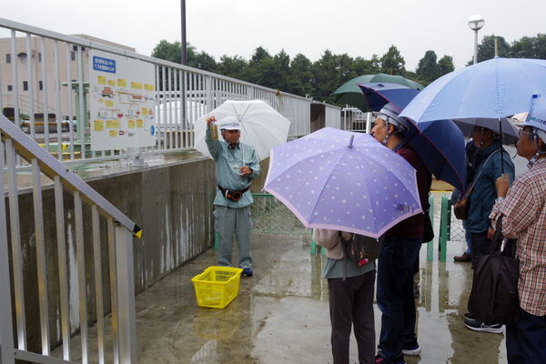 施設見学の池上の様子