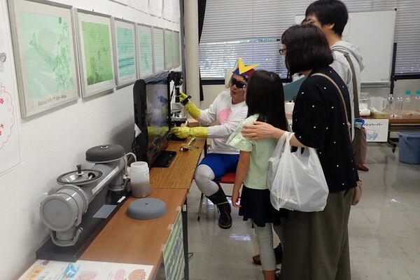 顕微鏡とトイレットマン