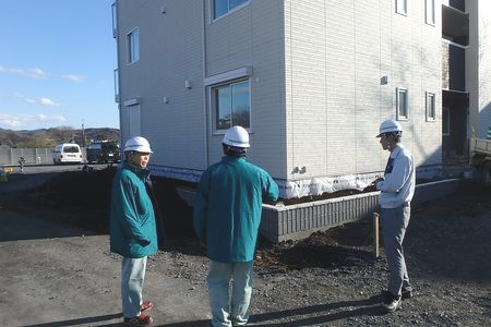 当財団職員が外部の仕上げを確認しています。舗装などの外構工事はまだ行われていません。