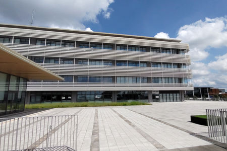 真岡市新庁舎の外観です。2階のデッキから南面を見ています。