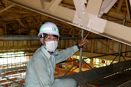 当財団職員が屋根の耐震補強の確認をしています。屋根の鉄骨トラスに補強材を追加しています。