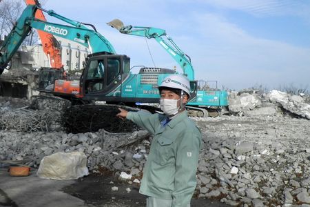 当財団職員が解体工事の立会いをしています。重機3台で鉄筋やコンクリートを分別しています。