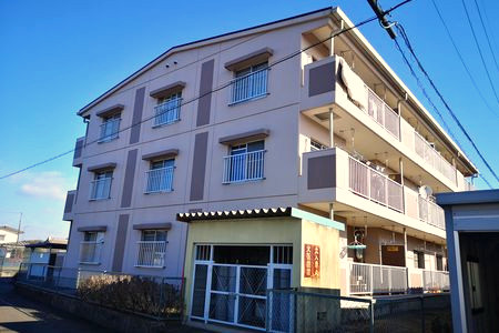 町営住宅の外観です。鉄筋コンクリート造3階建てです。