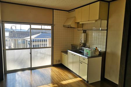 町営住宅の内観です。キッチンの流しが見えます。