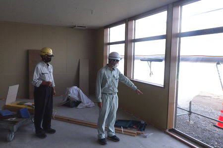 当財団職員が建物内部から外壁面の確認をしています。窓のサッシはまだ取り付けられていません。