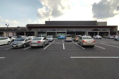 壬生町新庁舎の外観です。駐車場から建物正面を見ています。