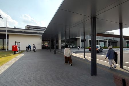 壬生町新庁舎の外観です。車寄せから建物入口を見ています。