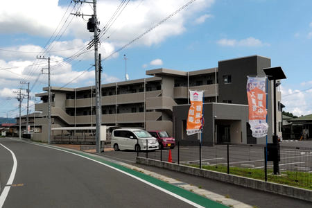 定住促進住宅の外観です。駐車場からエントランスのある北面を見ています。3階建です。