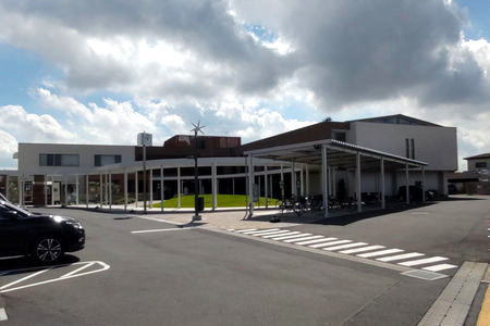 複合施設の外観です。市の施設の公民館と児童館の部分です。