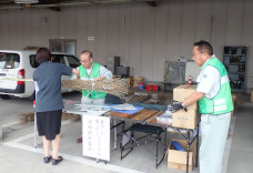 ボランティア資材を手渡ししている写真です。